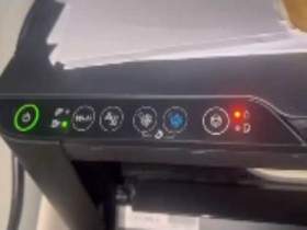 爱普生L3153打印机一开机只有一个电源灯亮再按一下就变成三灯同闪机器不识别维修
